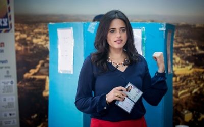 La ministre de la Justice Ayelet Shaked vote pour les Primaires du parti HaBayit HaYehudi à Jérusalem le 27 avril 2017 (Crédit : Yonatan Sindel/Flash90)