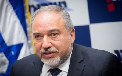 Avigdor Liberman, président de Ysrael Beytenu et ministre de la Défense, lors d'une réunion de son groupe parlementaire à la Knesset, le 8 mai 2017. (Crédit : Miriam Alster/Flash90)