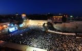 Des milliers d'Israéliens rassemblés au mur Occidental pour Yom Yeroushalayim, le 24 mai 2017. (Crédit : Mendy Hechtman/Flash90)
