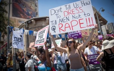 Les manifestants scandant des slogans pendant la SlutWalk au centre de Jérusalem, le 2 juin 2017 (Crédit : Yonatan Sindel / Flash90)
