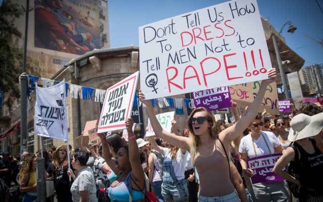 Les manifestants scandant des slogans pendant la SlutWalk au centre de Jérusalem, le 2 juin 2017 (Crédit : Yonatan Sindel / Flash90) Les manifestants scandant des slogans pendant la SlutWalk au centre de Jérusalem, le 2 juin 2017 (Crédit : Yonatan Sindel / Flash90)