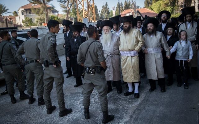 Les forces de sécurité israéliennes montent la garde pendant une manifestation de Juifs ultra-orthodoxes contre les commerces ouverts le samedi et le recrutement des ultra-orthodoxes dans l'armée,  aux abords du quartier de  Mea Shearim à Jérusalem, le 3 juin 2017 (Crédit :  Yonatan Sindel/Flash90)