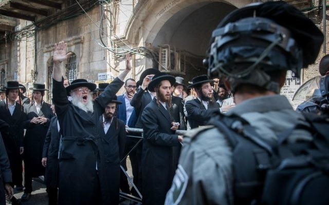 Affrontement entre policiers israéliens et Juifs ultra-orthodoxes pendant une opération d'arrestation d'assaillants de soldats ultra-orthodoxes dans le quartier Mea Shearim de Jérusalem, le 4 juin 2017. (Crédit : Yonatan Sindel/Flash90) Affrontement entre policiers israéliens et Juifs ultra-orthodoxes pendant une opération d'arrestation d'assaillants de soldats ultra-orthodoxes dans le quartier Mea Shearim de Jérusalem, le 4 juin 2017. (Crédit : Yonatan Sindel/Flash90)
