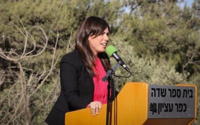 La vice-ministre des affaires étrangères Tzipi Hotovely s'exprime durant une cérémonie de pose de la première pierre du quartier Yovel dans lequel 50 habitations seront construites dans le kibboutz Kfar Etziob, le 7 juin 2017 (Crédit :  Gershon Elinson/Flash90)