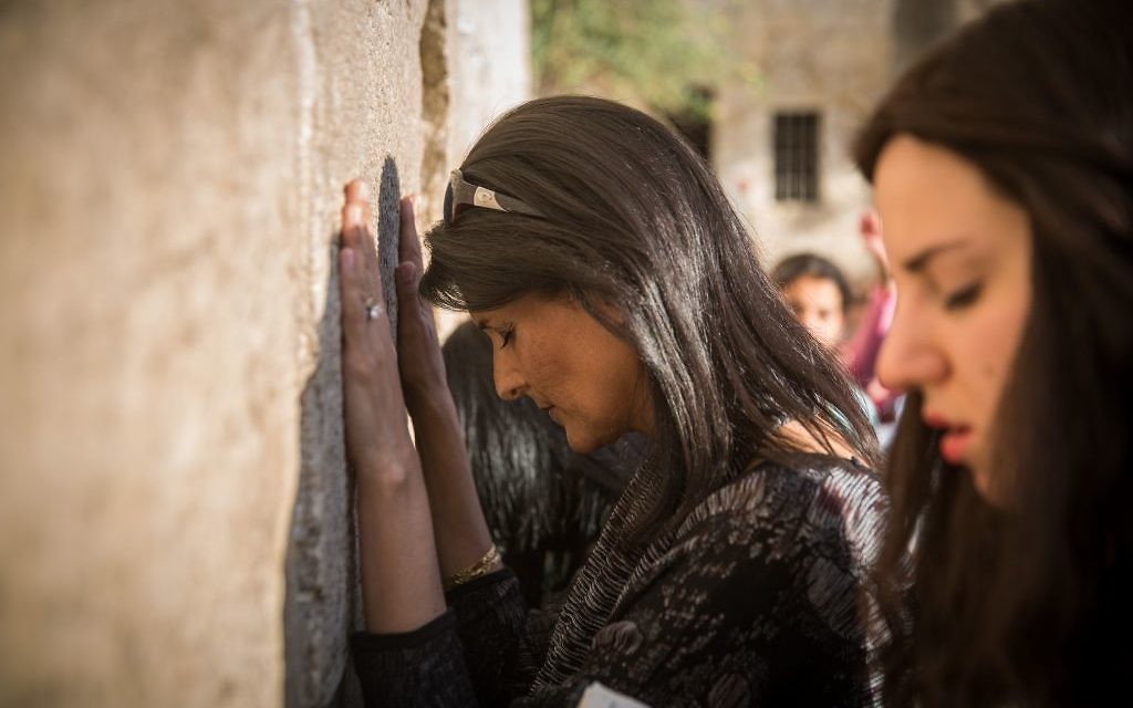 L'ambassadrice des États-Unis à l'ONU, Nikki Haley, visite le mur Occidental dans la Vieille Ville de Jérusalem, lors de sa visite en Israël, le 7 juin 2017. (Hadas Parush/Flash90) L'ambassadrice des États-Unis à l'ONU, Nikki Haley, visite le mur Occidental dans la Vieille Ville de Jérusalem, lors de sa visite en Israël, le 7 juin 2017. (Hadas Parush/Flash90)