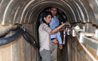 L'ambassadrice des États-Unis à l'ONU Nikki Haley visite un tunnel terroriste construit par le Hamas à la frontière d'Israël avec la bande de Gaza, le 8 juin 2017 (Crédit : Matty Stern / Ambassade des États-Unis, Tel Aviv)