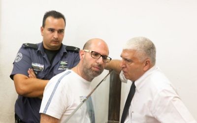 Shaul Shamai (au centre), soupçonné d'avoir sexuellement agressé ses élèves alors qu'il occupait le poste de professeur suppléant au tribunal de première instance de Tel Aviv, le 13 juin 2017 (Crédit : Flash90)