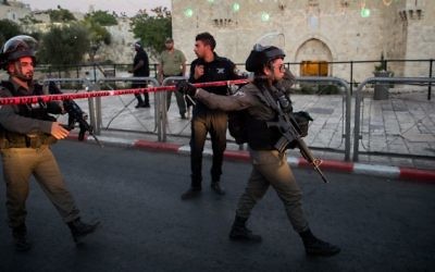 Forces de sécurité israéliennes sur les lieux d'un attentat terroriste porte de Damas, dans la Vieille Ville de Jérusalem, le 16 juin 2017. (Crédit : Yonatan Sindel/Flash90)