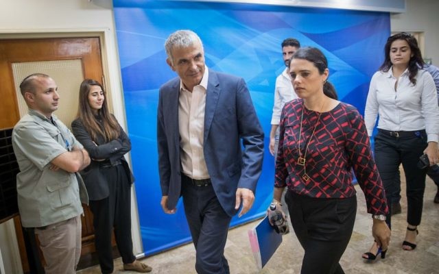 Moshe Kahlon, ministre des Finances, et Ayelet Shaked,ministre de la Justice, à leur arrivée à la réunion du cabinet, dans les bureaux du Premier ministre à Jérusalem, le 18 juin 2017. (Crédit : Yonatan Sindel/Flash90) Moshe Kahlon, ministre des Finances, et Ayelet Shaked,ministre de la Justice, à leur arrivée à la réunion du cabinet, dans les bureaux du Premier ministre à Jérusalem, le 18 juin 2017. (Crédit : Yonatan Sindel/Flash90)