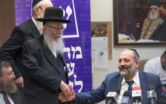 Aryeh Deri, à droite, président du parti Shas, et le ministre de Yahadout HaTorah Yaakov Litzman pendant une rare réunion conjointe des deux formations à la Knesset, le 19 juin 2017. (Crédit : Yonatan Sindel/Flash90) Aryeh Deri, à droite, président du parti Shas, et le ministre de Yahadout HaTorah Yaakov Litzman pendant une rare réunion conjointe des deux formations à la Knesset, le 19 juin 2017. (Crédit : Yonatan Sindel/Flash90)