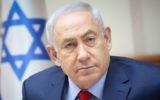 Le Premier ministre Benjamin Netanyahu pendant la réunion hebdomadaire du cabinet dans ses bureaux de Jérusalem, le 25 juin 2017. (Crédit : Marc Israel Sellem/Pool)
