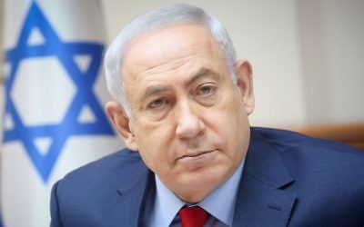 Le Premier ministre Benjamin Netanyahu pendant la réunion hebdomadaire du cabinet dans ses bureaux de Jérusalem, le 25 juin 2017. (Crédit : Marc Israel Sellem/Pool)
