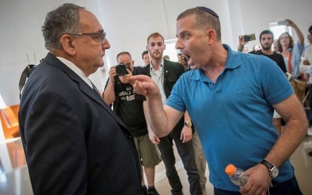 Uri Yakir, parent d'un enfant soigné au service d'hémato-oncologie à Hadassah Ein Kerem, exprime sa colère face au directeur de l'hôpital Zeev Rotstein à la cour suprême de Jérusalem de 27 juin 2017. (Crédit : Yonatan Sindel/Flash90)