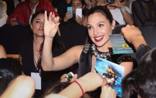 L'actrice israélienne Gal Gadot signe des autographes pour ses fans durant la première de 'Wonder Woman' à Mexico le 27 mai 2017 (Crédit : Victor Chavez/WireImage via JTA)