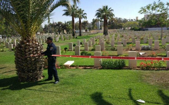 La police boucle la zone du cimetière de la Première guerre mondiale à Beer Sheva, après que trois jeunes ont été vus en train de vandaliser des pierres tombales, le 17 juin 2017. (Crédit : police israélienne)