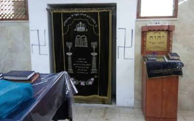 Les croix gammées peintes sur les murs d'une synagogue dans le quartier de Nahlaot, dans le centre de Jérusalem, le 21 juin 2017 (Autorisation : Police de Jérusalem)