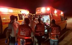 Secouristes sur les lieux de la découverte d'un corps, au carrefour Elyakim, dans le nord d'Israël, le 25 juin 2017. (Crédit : United Hatzalah)