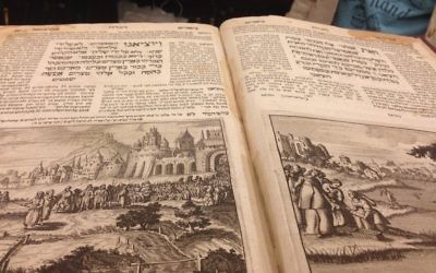 Une ancienne Haggadah tachée de vin de la Collection Schneerson. (Crédit : autorisation)