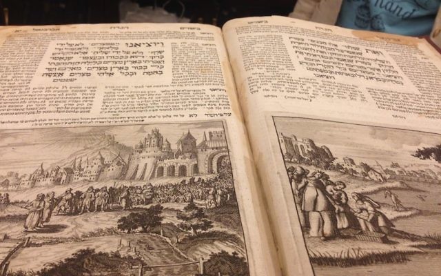 Une ancienne Haggadah tachée de vin de la Collection Schneerson. (Crédit : autorisation)