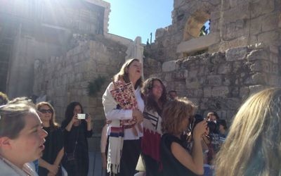 Anat Hoffman, à gauche, présidente des Femmes du Mur, à la fin de l'office de Rosh Hodesh, dans la section féminine du mur Occidental, le 25 juin 2017 . (Crédit : Melanie Lidman/Times of Israël)
