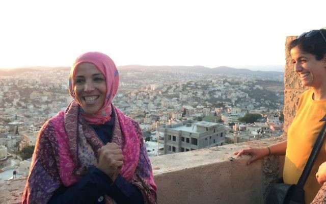 La guide des Nuits du Ramadan Shireen Mahajna dit aux participants de saluer le départ du soleil avant la rupture du jeûne du Ramadan le 22 juin 2017 (Crédit :   Amanda Borschel-Dan/Times of Israel)