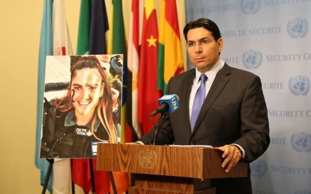 Danny Danon, ambassadeur d'Israël, devant une photographie de la garde-frontière Hadas Malka, assassinée dans un attentat palestinien le 16 juin 2017, au siège des Nations unies à New York, le 29 juin 2017. (Crédit : autorisation) Danny Danon, ambassadeur d'Israël, devant une photographie de la garde-frontière Hadas Malka, assassinée dans un attentat palestinien le 16 juin 2017, au siège des Nations unies à New York, le 29 juin 2017. (Crédit : autorisation)