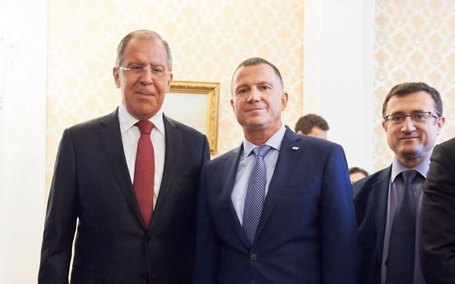 Sergueï Lavrov, ministre russe des Affaires étrangères, à gauche, avec le président de la Knesset, Yuli Edelstein, à Moscou, le 29 juin 2017. (Crédit : ambassade d'Israël à Moscou) Sergueï Lavrov, ministre russe des Affaires étrangères, à gauche, avec le président de la Knesset, Yuli Edelstein, à Moscou, le 29 juin 2017. (Crédit : ambassade d'Israël à Moscou)