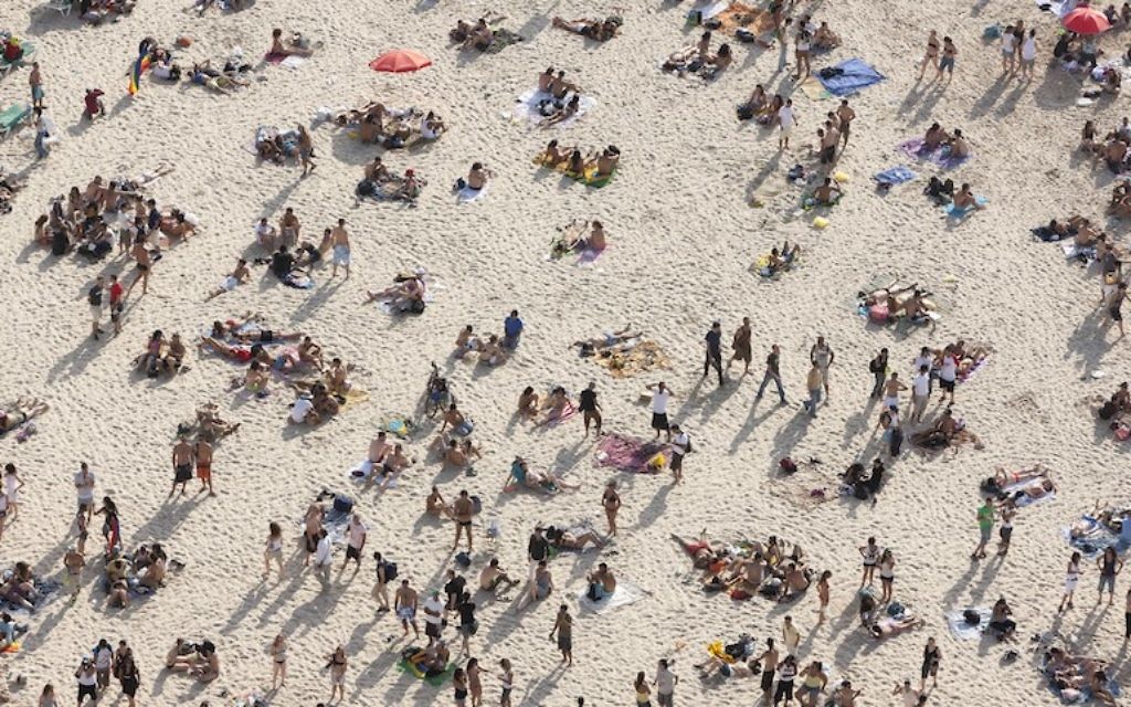“Tel Aviv Beach” par Itamar Grinburg (Crédit : autorisation de Karen Lehrman Bloch)