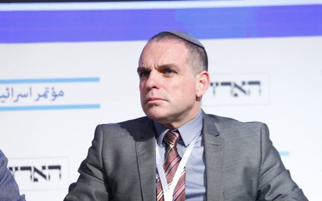 Oded Revivi, le porte-parole à l'étranger du Conseil de Yesha, mouvement pro-implantation, lors de la Conférence sur la paix de Haaretz à Tel Aviv, le 12 juin 2017. (Crédit : Tomer Appelbaum)