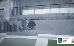 La maire du Lviv a diffusé des images du vandale qui dégrade un mémorial de la Shoah, le 21 juin 2017. (Crédit : Lviv City Hall)