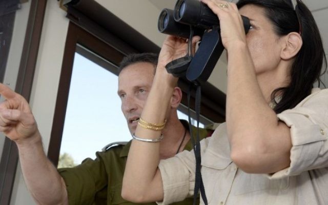 Nikki Haley, ambassadrice américaine à l'ONU, observe le sud du Liban depuis le kibboutz de Misgav Am à la frontière israélo-libanaise, le 8 juin 2017. (Crédit : Matty Stern / Ambassade des États-Unis / Flash90) Nikki Haley, ambassadrice américaine à l'ONU, observe le sud du Liban depuis le kibboutz de Misgav Am à la frontière israélo-libanaise, le 8 juin 2017. (Crédit : Matty Stern / Ambassade des États-Unis / Flash90)