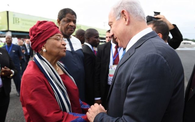 Le Premier ministre Benjamin Netanyahu accueilli à son arrivée au Liberia par la présidente, Ellen Johnson-Sirleaf, le 4 juin 2017. (Crédit : Kobi Gideon/GPO) Le Premier ministre Benjamin Netanyahu accueilli à son arrivée au Liberia par la présidente, Ellen Johnson-Sirleaf, le 4 juin 2017. (Crédit : Kobi Gideon/GPO)