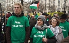 Extrait du documentaire allemand "Élus et exclus  - la haine des juifs en Europe". Le passage montre une manifestation du BDS à Paris. (Crédit : autorisation)