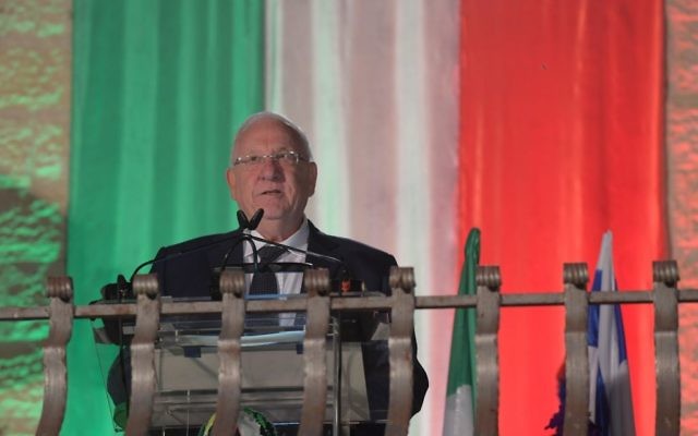 Le président Reuven Rivlin pendant les célébrations de la fête nationale italienne, à la résidence de l'ambassadeur d'Italie, près de Tel Aviv, le 4 juin 2017. (Crédit : Amos Ben-Gershom/GPO)