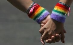 Un couple de lesbiennes se tient la main durant la marche des Fiertés de Tel Aviv le 3 juin 2016 (Crédit : David Silverman/Getty Images via JTA, File)
