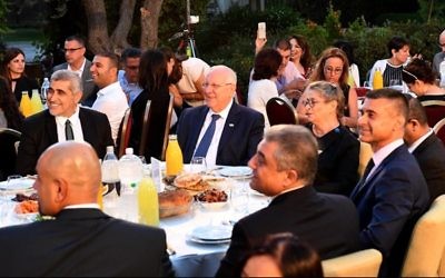 Le président Reuven Rivlin accueille des leaders musulmans et des diplomates étrangers lors d'un repas de l'Iftar pour marquer la fin du jeûne de la journée à l'occasion du Ramadan le 12 juin 2017 à la résidence présidentielle de Jérusalem (Crédit : Mark Neiman/GPO)