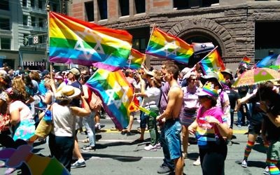 Participants à la Gay Pride de San Francisco avec un drapeau arc-en-ciel orné d'une étoile de David, le 30 juin 2014. Illustration. (Crédit : Wikimedia Commons/via JTA)