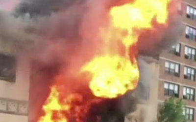 La synagogue historique Beth Hamedrash Hagadol en feu, le 14 mai 2017 (Capture d'écran :  NBC New York via JTA)