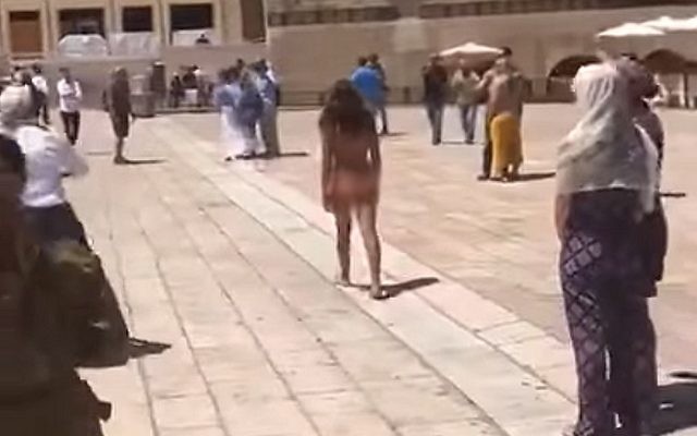 Une jeune femme israélienne déambule nue sur l'esplanade du mur Occidental, le 11 juin 2017. (Crédit : capture d'écran YouTube) Une jeune femme israélienne déambule nue sur l'esplanade du mur Occidental, le 11 juin 2017. (Crédit : capture d'écran YouTube)
