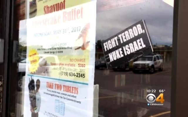 Un message disant  'luttez contre le terrorisme, atomisez Israël' sur la porte d'un centre Habad du Colorado, en juin  2017 (Capture d'écran : CBS Denver/YouTube)