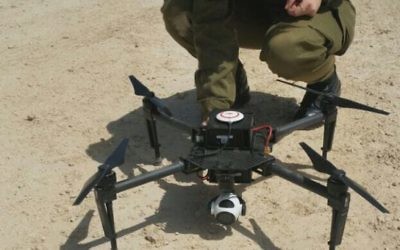 Un soldat de l'unité des renseignements de combats de l'armée inspecte un nouveau drone acheté par les militaires pour les commandants de compagny. (Crédit : Capture d'écran/Unité des porte-paroles de l'armée israélienne)