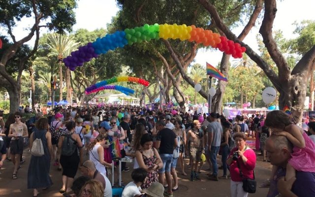 Quelques instants avant le début de la Gay Pride 2017 de Tel Aviv, le 9 juin 2017. (Crédit : Luke Tress/Times of Israël) Quelques instants avant le début de la Gay Pride 2017 de Tel Aviv, le 9 juin 2017. (Crédit : Luke Tress/Times of Israël)