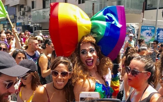 La Gay Pride 2017 de Tel Aviv, le 9 juin 2017. (Crédit : ⁠⁠⁠Miriam Hershlag/Times of Israël)