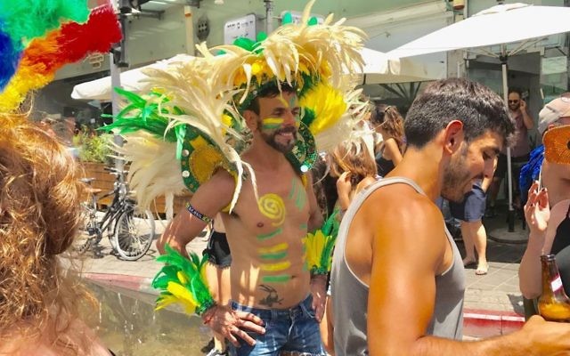 La Gay Pride 2017 de Tel Aviv, le 9 juin 2017. (Crédit : ⁠⁠⁠Miriam Hershlag/Times of Israël)