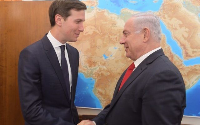 Jared Kushner, à gauche, conseiller du président américain Donald Trump en charge du Moyen Orient, et le Premier ministre Benjamin Netanyahu, à Jérusalem, le 21 juin 2017. (Crédit : Amos Ben Gershom/GPO)