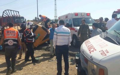 Le lieu de l'accident meurtrier sur la Route 60, près de l'implantation d'Ofra, en Cisjordanie, le 27 juin 2017. (Crédit : MDA)