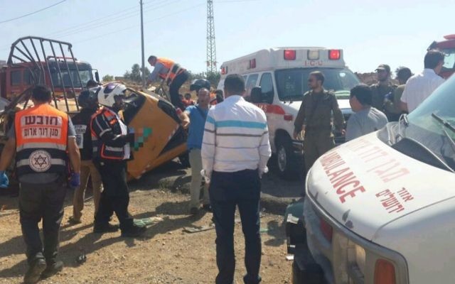 Le lieu de l'accident meurtrier sur la Route 60, près de l'implantation d'Ofra, en Cisjordanie, le 27 juin 2017. (Crédit : MDA)