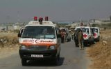 Des membres de la Croix Rouge internationale effectuent le transport de Palestiniens malades depuis Gaza vers Israël au poste frontière Erez, le 19 juin 2007. (Crédit : Ahmad Khateib/ Flash90)