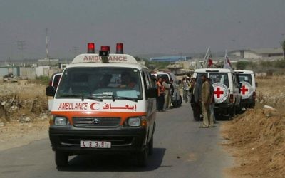 Des membres de la Croix Rouge internationale effectuent le transport de Palestiniens malades depuis Gaza vers Israël au poste frontière Erez, le 19 juin 2007. (Crédit : Ahmad Khateib/ Flash90)