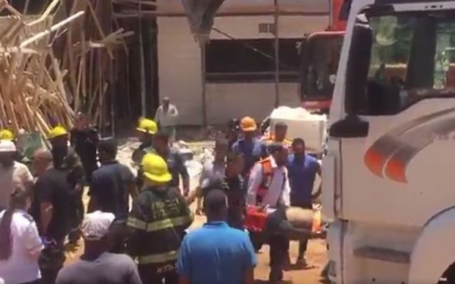 Evacuation d'un ouvrier blessé après l'effondrement du toit d'un bâtiment en construction à Ganei Tikva, dans le centre d'Israël, le 1er juin 2017. (Crédit : capture d'écran Magen David Adom)